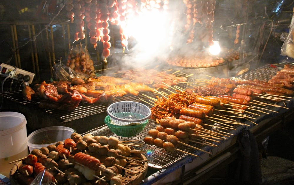 Nourriture de rue au marché de nuit de Krabi