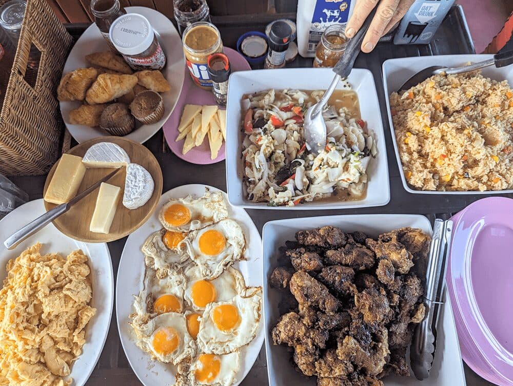 una selección de desayunos en aonang a bordo de krabi sunset cruises