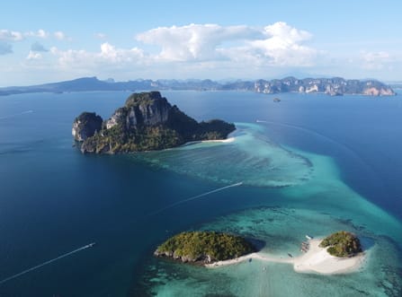 Vue aérienne des îles tropicales Koh Tub et Koh Poda avec les plages d'Aonang et de Railay en arrière-plan